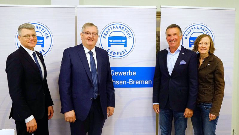 LV-Geschäftsführer Christian Metje, Präsident Karl-Heinz Bley, Obermeister Hans Jörg Koßmann (Innung Bremen) und Geschäftsführerin Anke Kuckertz